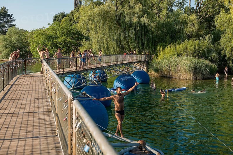 People on and in the lake, Flückiger See, lake park, bathing in the city, heat, heat wave, climate change, Dreisam, Freiburg im Breisgau, Black Forest, Baden-Württemberg, southern Germany, Germany