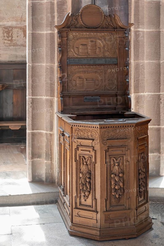 Craftsman's chair, alms chair from 1680, Guild of Schwarz-und Weissbüttner, Lorenzkirche, Nuremberg, Middle Franconia, Bavaria, Germany