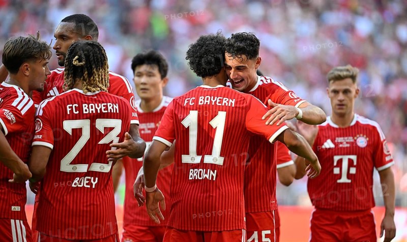 Goal celebration: Nathaniel Brown, FC Bayern Munich, FCB (11), Aleksandar Pavlovic, FC Bayern Munich, FCB (45), Joshua Kimmich, FC Bayern Munich, FCB (06), Sacha Boey, FC Bayern Munich, FCB (23), Jonathan Tah, FC Bayern Munich, FCB (04) Tom Bischof FC Bayern Munich FCB (08) Football, Telekom Cup, Allianz Arena, Munich, Bavaria, GermanyFootball, Telekom Cup, Allianz Arena, Munich, Bavaria, Germany