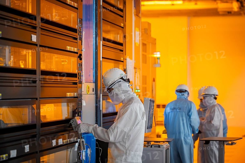Clean room of Infineon Technologies AG's new Smart Power Fab in Dresden on June 10. The Smart Power Fab will be officially opened on July 2. With an investment volume of five billion euros, the new plant is the largest single investment in Infineon's history and one of the largest investment projects in Germany. Lithography system for 300 mm wafer production in Infineon Technologies AG's new Smart Power Fab in Dresden, Dresden, Saxony, Germany