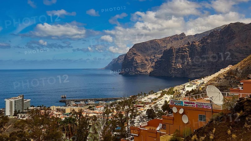 Los Gigantes, Puerto de Santiago, coastal view with village and distinctive cliffs, blue sky and gentle sea, Masca, Barranco de Masca, canyon, Teno, Teno Mountains, northwestern Tenerife, Tenerife, Canary Islands, Spain