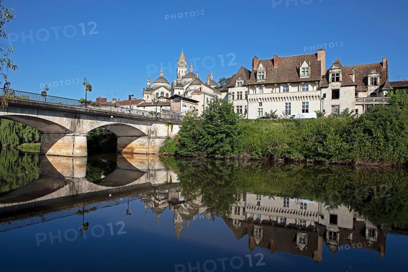 Pont de Barris bridge over the Isle River, Saint-Front Cathedral in the back, Périgueux, Dordogne department, Nouvelle-Aquitaine region, Périgueux arrondissement, Périgord Blanc, France