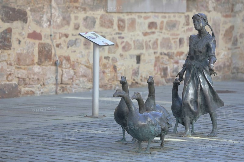 Gänseliesel sculpture by Markus Lüpertz 2000, modern art, bronze sculpture, sculpture group, life-size, woman with troop of goose figures, Melsungen, Hesse, Germany