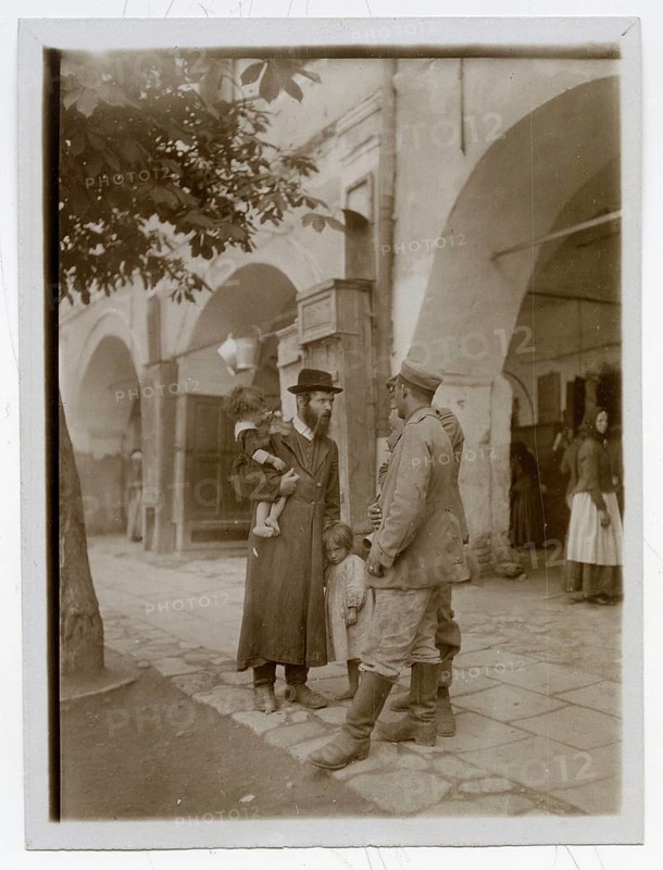 Riga, Latvia, Jews, men, synagogue, Jewish quarter, German occupation, World War I, man with children in a courtyard of a historic city