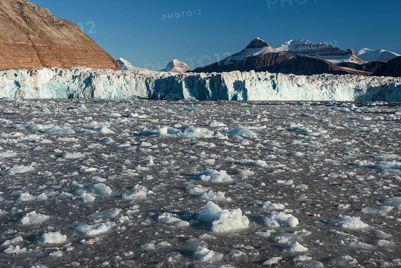 Glacial ice, Ossian Sarsfjellet, Colletthogda, two of the three mountains known as Tee Kroner (Three Crowns), Kronebreen or Kronengletscher Glacier, Kongsfjord or Kongsfjorden, the Svalbard archipelago, Svalbard, Norway