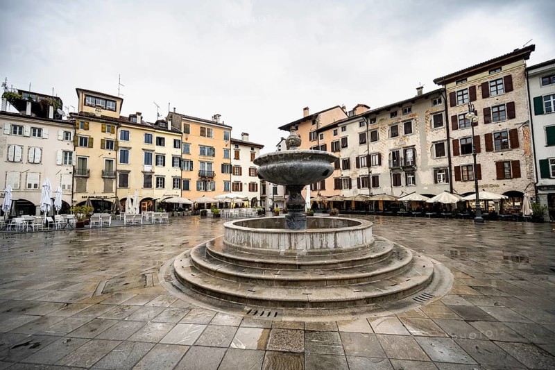 Piazza Giacomo Matteotti with fountain, old town, Udine, Friuli-Venezia Giulia, Italy