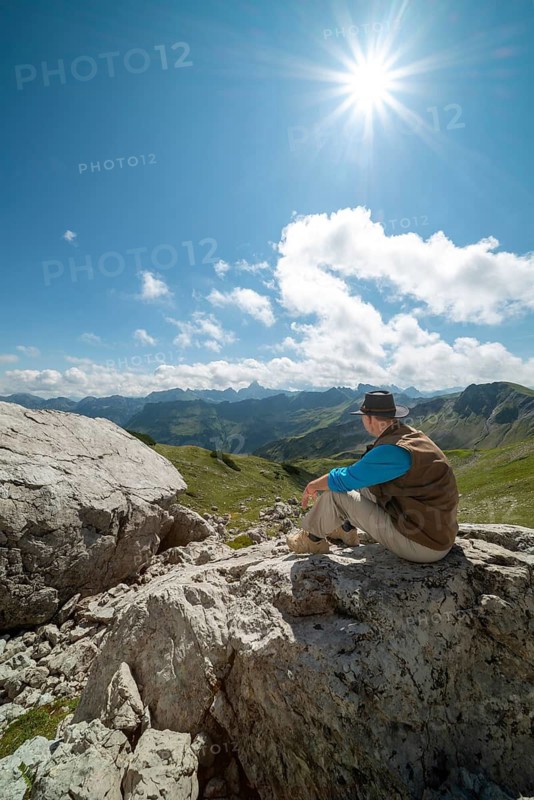 Mountain walker, aged 65–70, (model release) Panorama from the Koblat High Trail on the Nebelhorn to the Hochvogel, 2, 592 m, Allgäu Alps, Allgäu, Bavaria, Germany