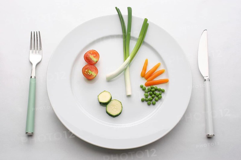 Vegetable platter, leeks, carrots, peas, cucumber slices and tomatoes
