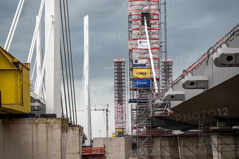 New construction of the second Neuenkamp motorway bridge of the A40, across the Rhine near Duisburg, parallel to the existing first bridge, the bridge pillars have already been partially built, the first bridge segments have already been completed and have already been moved towards the river on both sides of the Rhine, complete completion is planned for 2028, North Rhine-Westphalia, Germany