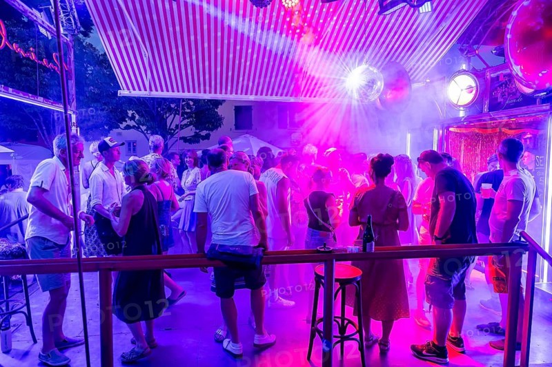 On a long promenade on the Elnhang between Loschwitz and Pillnitz, a big festival is celebrated every year. Visitors can expect a wide range of cuisine and cuisine. Here is the festival in Loschwitz, Dresden, Saxony, Germany