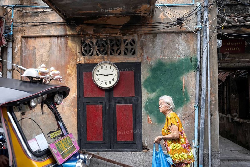 Bangkok, Thailand. August 20th 2026. An elderly lady walking in the historical neighbourhood of Talat Noi, close to Chinatown, with its vintage shops, cafes and traditional daily life is now becoming a popular tourist destination in Bangkok, Thailand, Asia