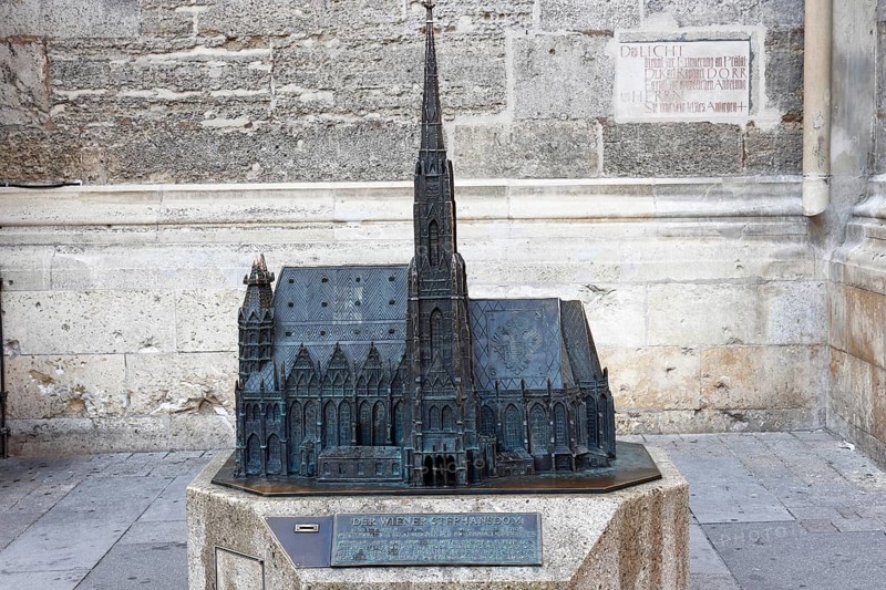 Bronze model of St. Stephen's Cathedral on Stephansplatz with donation box, also cathedral and metropolitan church of St. Stephen and all Saints, UNESCO World Heritage, Inner City, historic city center, landmark of Vienna, capital of Austria