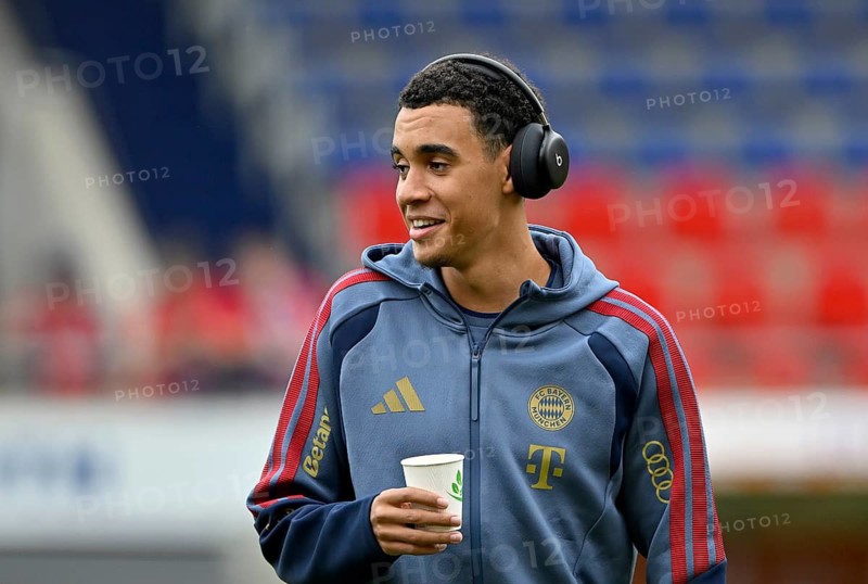 Jamal Musiala, FC Bayern Munich (FCB) (10) portrait, headphones, smiling, coffee, Bundesliga, football, Voith-Arena, Heidenheim, Baden-Württemberg, Germany