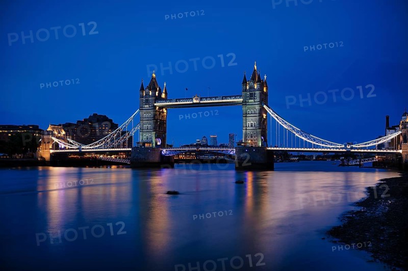 Night view, Thames, Tower Bridge, illuminated, behind Canary Wharf, blue hour, dusk, London, England, Great Britain, Great Britain