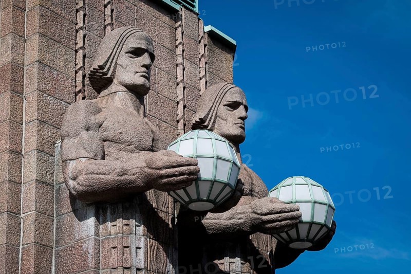 Steinmänner oder Kivimiehet, Männer mit Globus, by Emil Wikström, entrance to Helsinki Central Station or Helsingin päärautatieasema, Finland