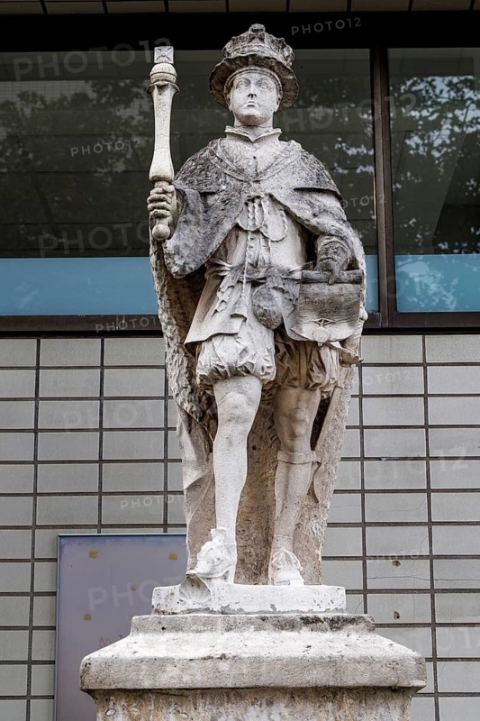 Carved by mason Thomas Cartwright in 1682 to designs by Nathaniel Hanwell, this Grade II listed statue depicts Edward VI, who granted the charter re-establishing St Thomas Hospital in 1551. Originally on the hospitals Southwark gateway, it now stands at the North Wing, London, England, United Kingdom