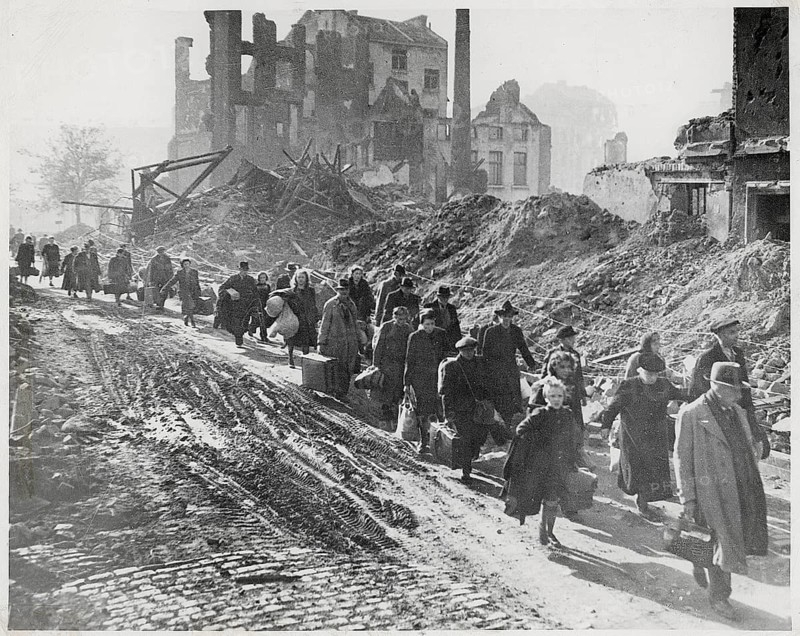 Achen, escape from the city, house-fighting, ruins, destroyed city, World War II, people moving with belongings through a street along destroyed buildings, 23.10.1944