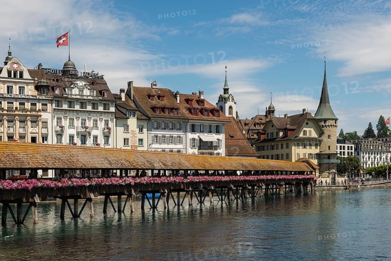 Historic wooden bridge over the Reuss, Chapel Bridge and Old Town, Lucerne, Lake Lucerne, Canton of Lucerne, Switzerland