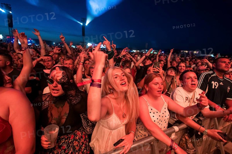 Festival visitors celebrate with the band BHZ at the Highfield Festival on Friday, Störmthaler See, 14.08.2026