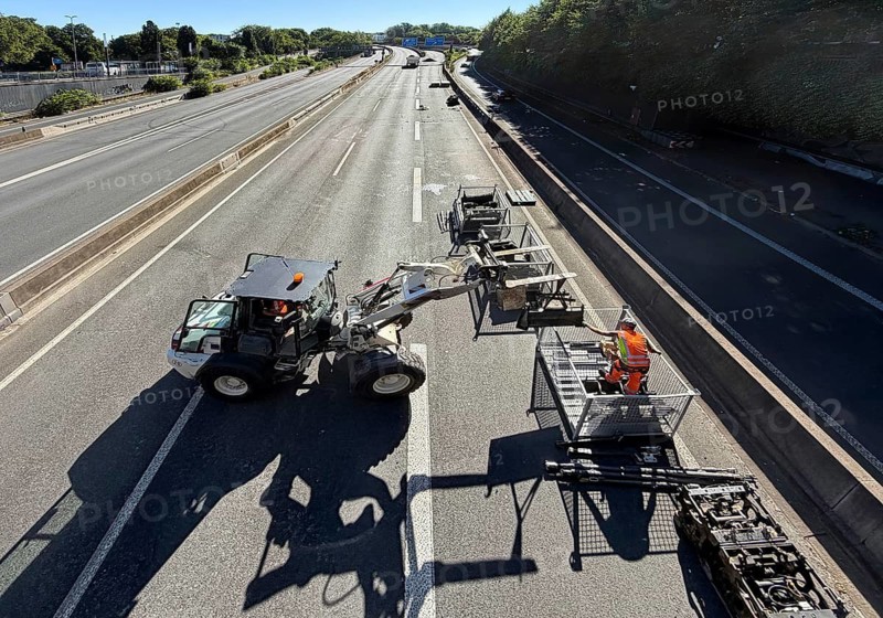 Construction work on the A 40 motorway in front of entering the tunnel, closure during summer holidays, Essen, Ruhr area, Germany