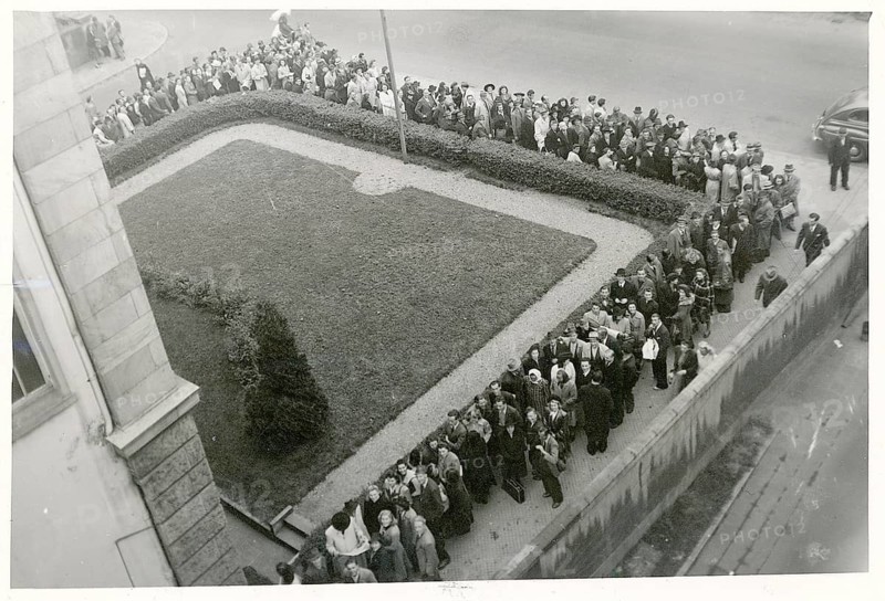 Frankfurt. first day of the abolition of immigration for Germans to the USA, end of war, emigration, US Consulate General, people in a long queue on a sidewalk, 20.9.1948