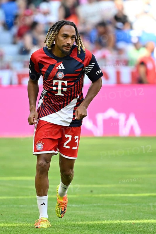 Sacha Boey, FC Bayern Munich (FCB) (23) – Warm-up, training, football, Telekom Cup, Allianz Arena, Munich, Bavaria, Germany
