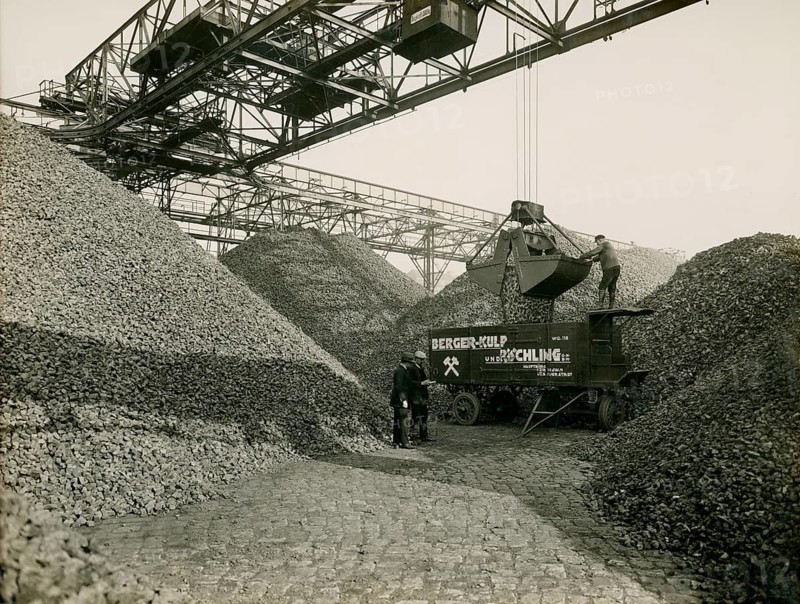 Berlin, Westhafen, Moabit, coal dumps, coke, Berger-Kulp Röchling, Huttenstraße, wholesale, fuel, truck, crane plant, industrial scene with a crane pouring coal in heaps next to workers, walleye, Labisch, photographer studio, Jewish, around 1930