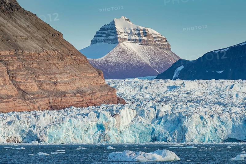 Glacier front, Ossian Sarsfjellet and one of the three mountains known as Tee Kroner (Three Crowns), Kronebreen or Kronengletscher Glacier, Kongsfjord or Kongsfjorden, the Svalbard archipelago, Svalbard, Norway