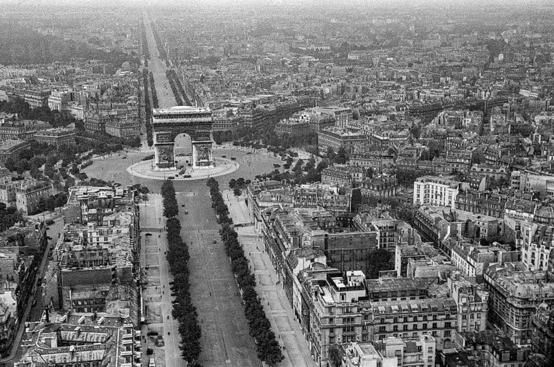 Historische Luftaufnahme vom Arc de Triomphe mit Champs Elysee in Paris, Frankreich, 1940, fotografiert aus einem Aufklärungsflugzeug der deutschen Luftwaffe
