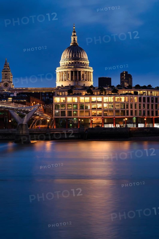 Millennium Bridge, Pedestrian Suspension Bridge, St Paul's Cathedral, Dusk, Blue Hour, City of London, London, England, Great Britain, Great Britain