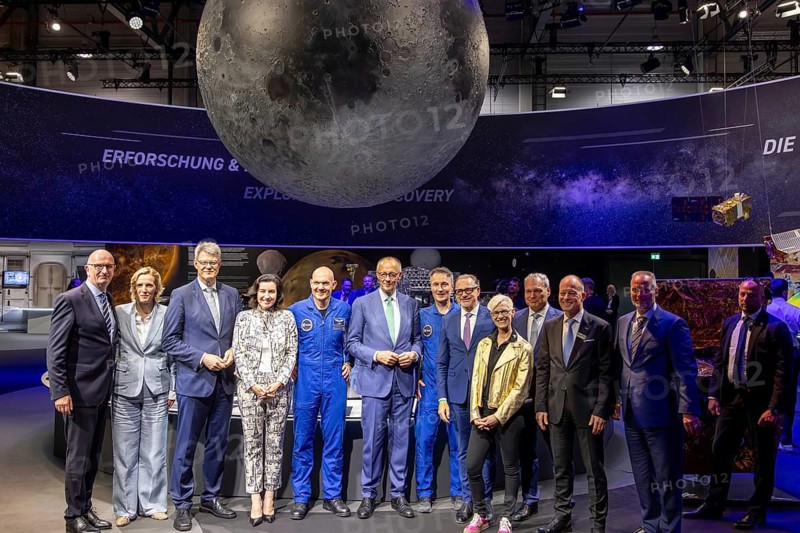 Group photo in the Space Pavilion, featuring Alexander Gerst (German astronaut), Friedrich Merz and Matthias Maurer (German astronaut), as well as Dorothee Bär, Federal Minister at the Federal Ministry of Research, Technology and Space, Dr Dietmar Woidke, Minister-President of the State of Brandenburg – International Aerospace Exhibition (ILA), Berlin ExpoCenter Airport, Schönefeld, 10 June 2026