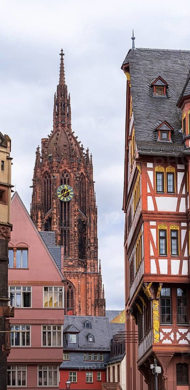 Half-timbered houses on Römerberg with St. Bartholomew's Cathedral in the background, Frankfurt am Main, Hesse