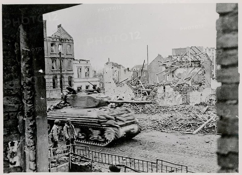 Düren, Kriesgende, US Army, ruins, destroyed city, World War II, National Socialism, Rhineland, A tank moves through a destroyed urban landscape with ruins in the background, 25.2.1945