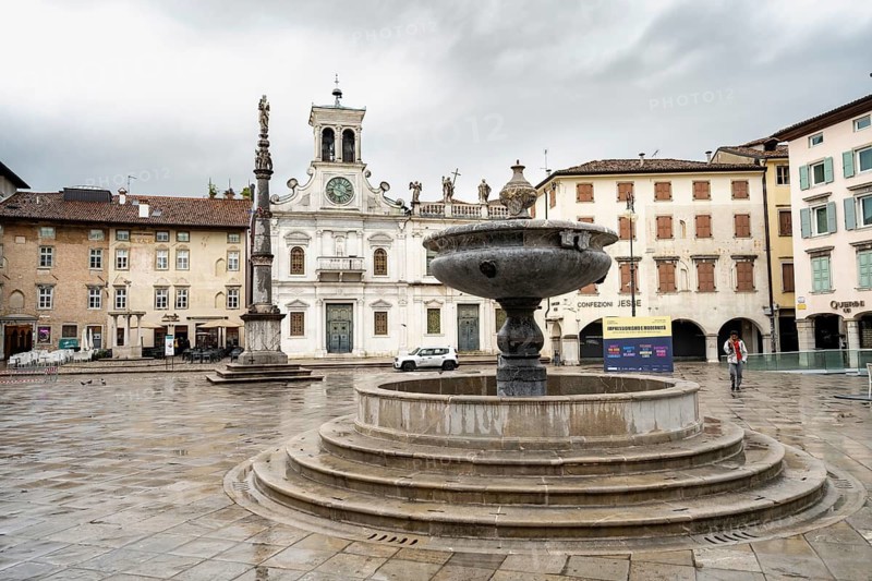 Piazza Giacomo Matteotti with fountain and church Chiesa di San Giacomo Apostolo, old town, Udine, Friuli-Venezia Giulia, Italy