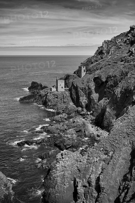 Ruin, Crown Mine engine houses, Botallack Tin Mine, tin mine, tin mine, mining, Pendeen, Trewellard near St Just in Penwith, black and white, coast, cliffs, Cornwall, England, Great Britain, Great Britain