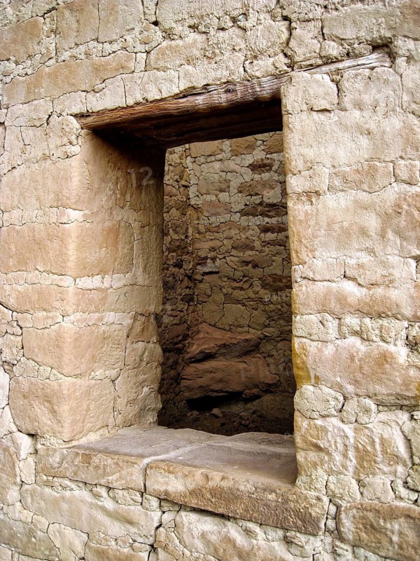 Rectangular wall opening, historic window in a rustic wall, wooden beams for stabilization, Cliff Palace, sandstone rock dwelling, abandoned place of worship of the Ancestral Puebloans in rock recess, cliffs, Anasazi, Pueblo culture, ruins, archaeological site, Mesa Verde National Park, Colorado, USA