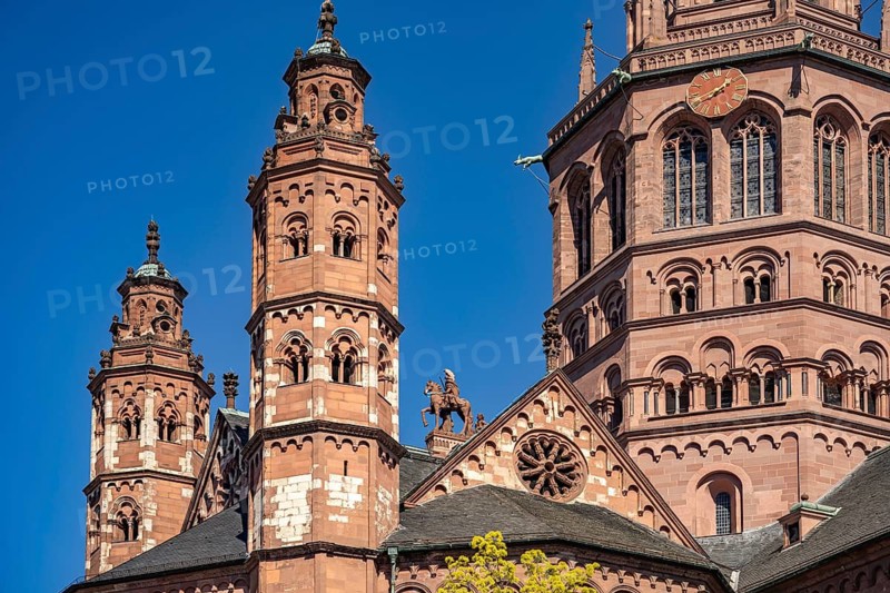 Figure of St. Martin and the Beggar above the West Choir of the High Cathedral of St. Martin or Mainzer Cathedral in Mainz, Rhineland-Palatinate, Germany