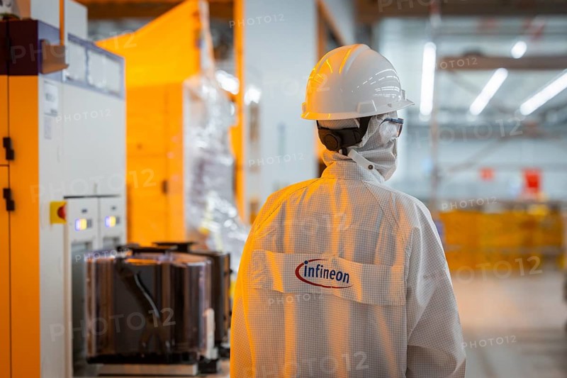 Clean room of Infineon Technologies AG's new Smart Power Fab in Dresden on June 10. The Smart Power Fab will be officially opened on July 2. With an investment volume of five billion euros, the new plant is the largest single investment in Infineon's history and one of the largest investment projects in Germany. Measurement system for quality control of the 300 mm wafer manufacturing process in Infineon Technologies AG's new Smart Power Fab in Dresden, Dresden, Saxony, Germany