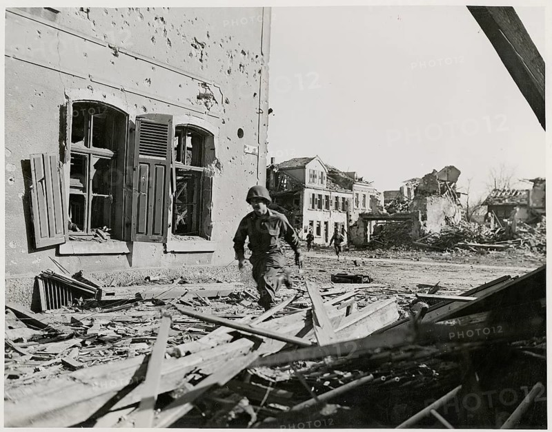 Saarlautern, World War II, US Army, ruins, destroyed city, delusion of war, end of fascism, soldier moving through a war-destroyed city with rubble, 19.3.1945