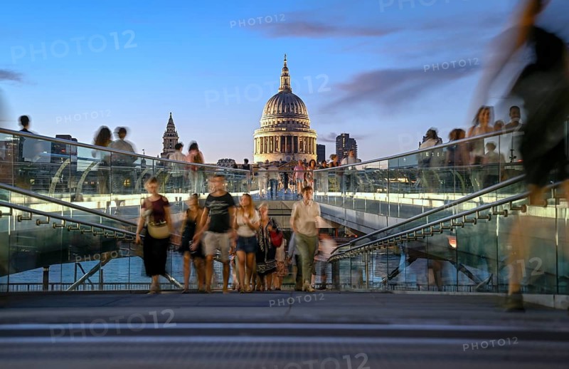 Evening scene on the Millennium Bridge over the Thames, blue hour, in the background St Paul's Cathedral, City of London, London, England, Great Britain, Great Britain