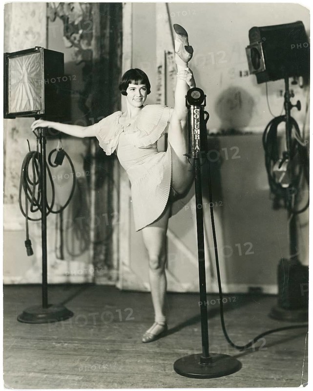 Film, Hollywood, Eleanor Powell, Ziegfield Girl, dance film, woman Glenn Ford, around 1930, A dancer in a studio shows impressive flexibility in addition to microphone and lamps