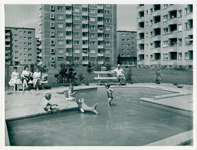 Berlin, Kreuzberg, Otto-Suhr-Siedlung, Alexandrinenstr, Stallschreiberstr., Oranienstr., Waldeckpark, residential buildings, post-war modernism, children play in a small pool surrounded by high-rise buildings and green areas