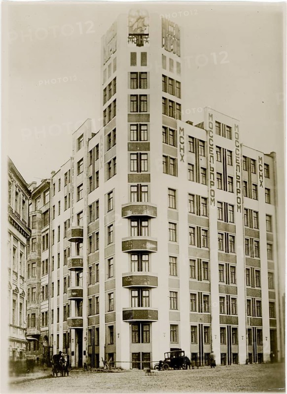 Moscow, Mosselprom building, constructivism, architecture, Nikolai Dmitrivich Strukov, 1922, tall, modern apartment block with balconies, vertically oriented with lettering on the façade, around 1930
