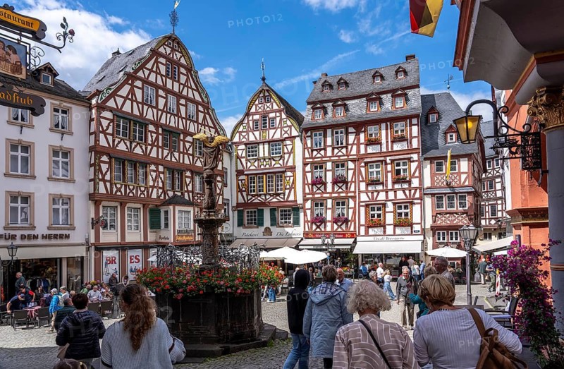 The wine town of Bernkastel-Kues on the Middle Moselle, medieval market square with gabled timber houses, St. Michaelsbrunnen, Germany