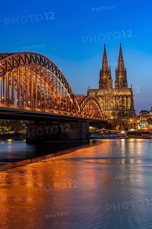 Cologne Cathedral, has been shining in new light since Easter 2025, the old metal halide lamps have been replaced by over 700 modern LED lamps, reducing energy consumption by around four fifths, significantly improving the quality of light and greatly reducing light emissions, 12 KM of new cables were laid for this, Hohenzollern Bridge, railway bridge over the Rhine, North Rhine-Westphalia, Germany