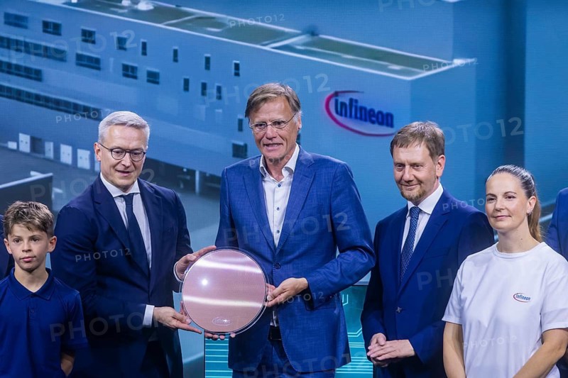 Infineon Smart Power FAB opened in Dresden. Federal Minister for Digital and State Modernization, Dr. Karsten Wildberger, Jochen Hanebeck, CEO Infineon Technologies AG and Michael Kretschmer Minister President of Saxony, Dirk Hilbert OB Dresden, symbolically open the factory, Dresden, Saxony, Germany