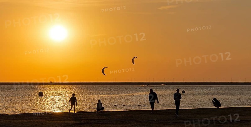 Sunset, people, silhouettes, kite surfers, main beach, Borzburg, East Frisia, Lower Saxony, Germany