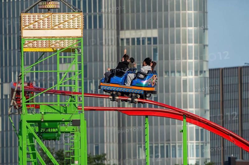Wilde Maus Achterbahn XXL, Rheinkirmes in den Rheinwiesen in Düsseldorf-Oberkassel, behind the GAP 15 office tower, North Rhine-Westphalia, Germany