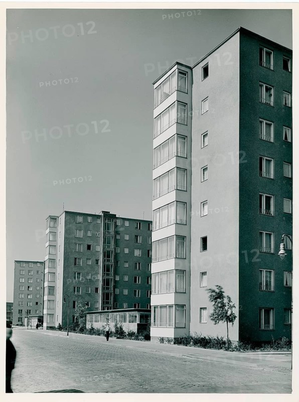 Berlin, Kreuzberg, Otto-Suhr-Siedlung, Alexandrinenstr, Stallschreiberstr., Oranienstr., Waldeckpark, residential buildings, post-war modern, multi-storey residential buildings with smooth facades along a quiet street, Otto Hagemann. 1958