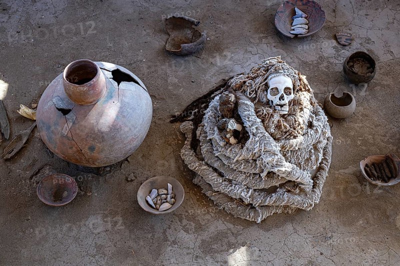 Mummy bundle wrapped in cloth, textiles, grave goods, ancient clay vessels, burial chamber, Nazca culture, Chauchilla, Cementerio Chauchilla, Nazca, southern Peru, Peru, South America